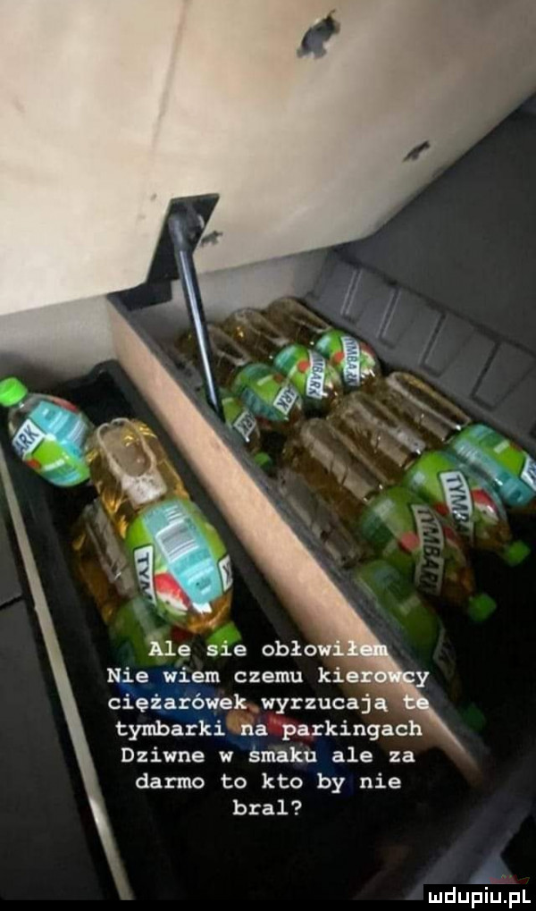 nie wiem czemu kie   ciętdżólyek wyrzucają tymbarki na parkingach dziwne w śmku ale za dame to kto by nie bral i