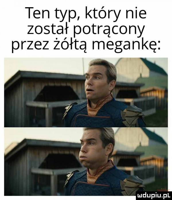 ten typ który nie został potrącony przez żółtą melankę
