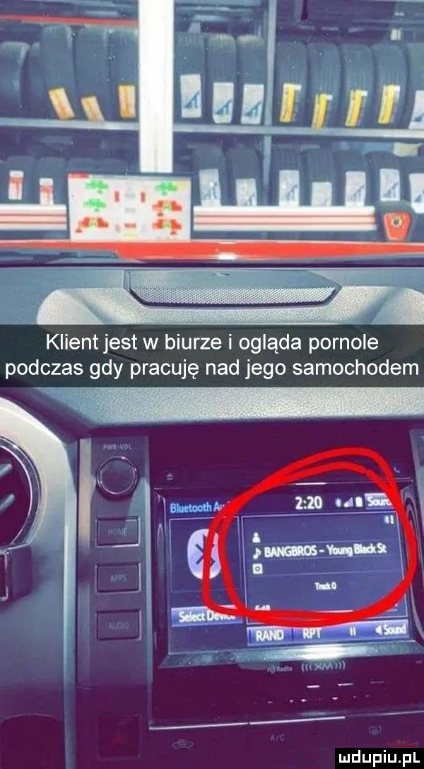 klientjest w biurze i ogląda pornole podczas gdy pracuję nad jego samochodem