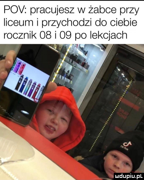 pcv pracujesz w żabce przy liceum i przychodzi do ciebie rocznik       po lekcjach