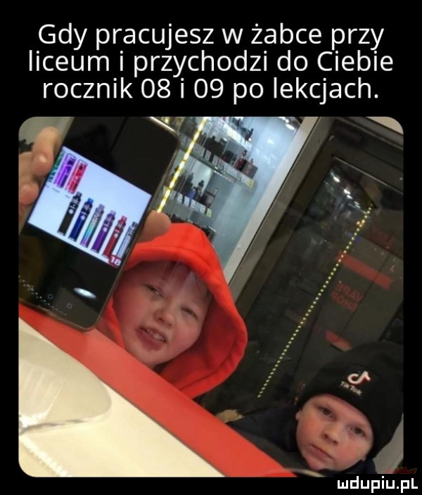 gdy pracujesz w żabce przy liceum i przychodzi do ciebie rocznik    i    po iekcjach. x