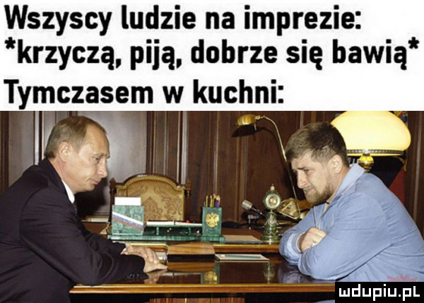 wszyscy ludzie na imprezie krzyczą piją dobrze się bawią tymczasem w kuchni ludupiupl