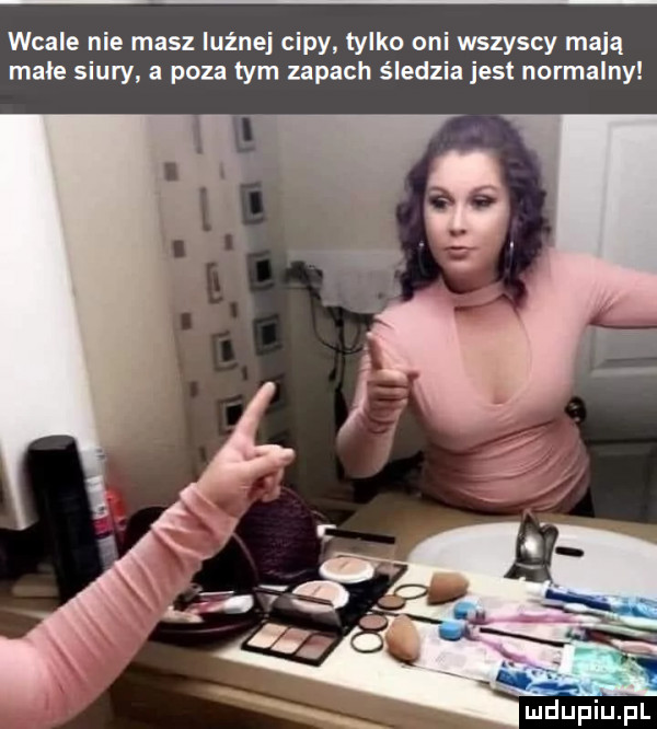 wcale nie masz luźnej cipy tylko oni wszyscy mają male saury a poza tym zapach śledzia jest normalny