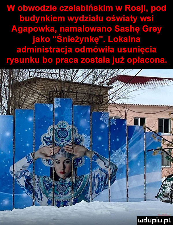 w obwodzie czelabińskim w rosji pod budynkiem wydziału oświaty wsi agapowka namalowano sachę gray jako śnieżynkę. lokalna administracja odmówiła usunięcia rysunku bo praca została już opłacona. my aimwmg