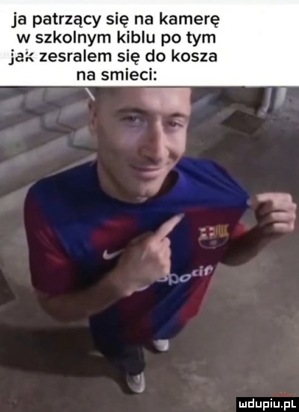 ja patrzący się na kamerę w szkolnym kiblu po tym jak zesralem się do kosza na smieci