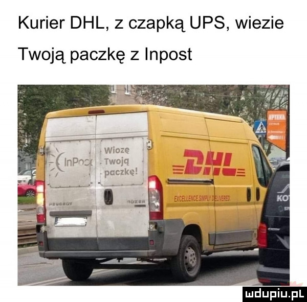 kurier dhl z czapką ups wiezie twoją paczkę z impost onze mat fdd