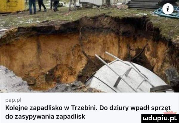 w kolejne zapadlisko w trzebini. do dziury wpadł sprzęt do zasypywania zapadlisk