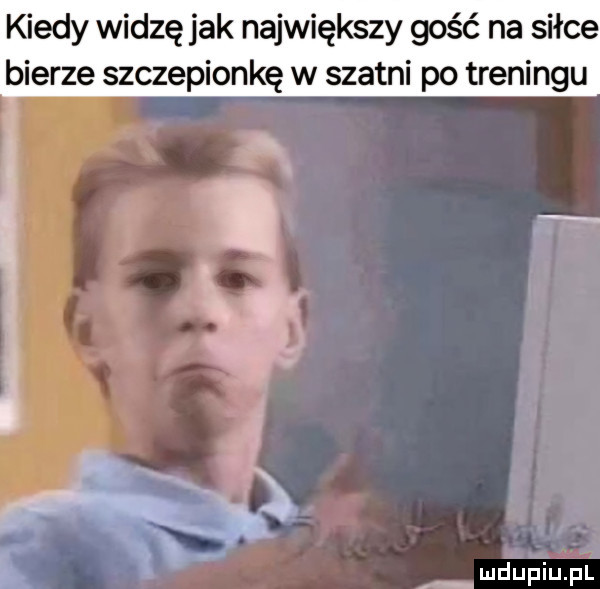 kiedy widzę jak największy gość na siłce bierze szczepionkę w szatni po treningu