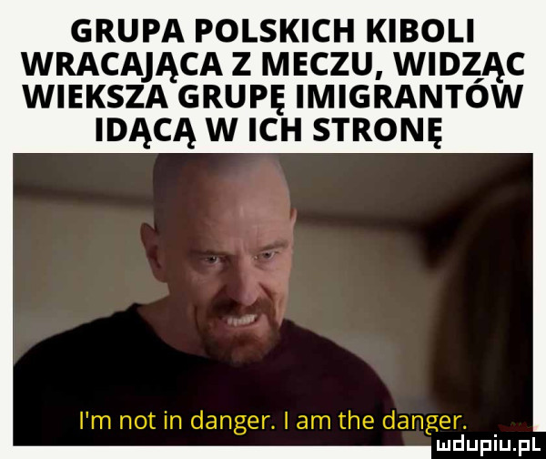 grupa polskich kiboli wracająca z meczu widząc wieksza grupę imigrantow idącą w ich stronę