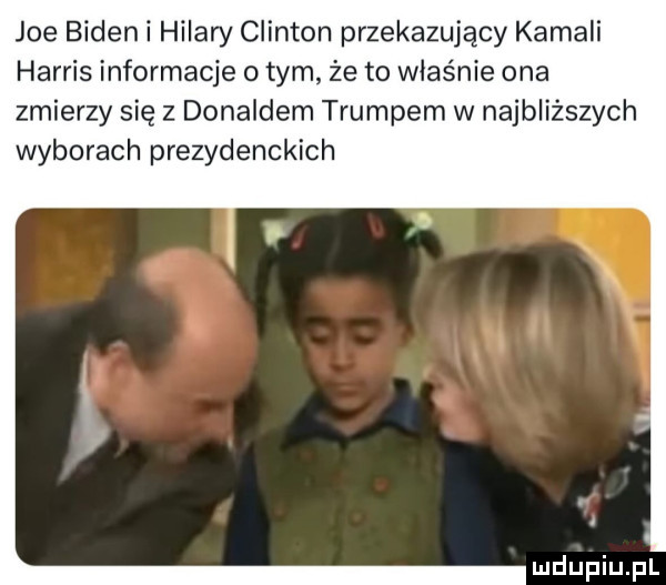 joe biden i hilary clinton przekazujący kimali harris informacje o tym że to właśnie ona zmierzy się z donaldem trumpem w najbliższych wyborach prezydenckich