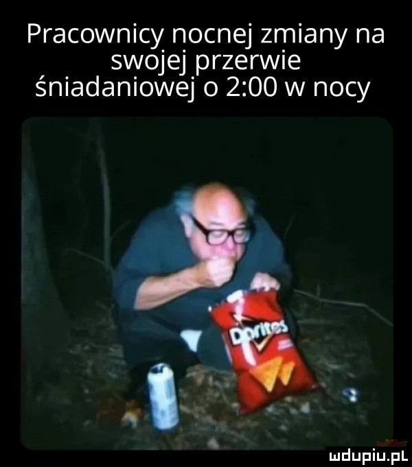 pracownicy nocnej zmiany na swojej przerwie śniadaniowej o      w nocy