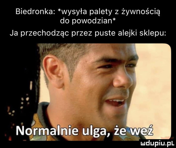 biedronka wysyła palety z żywnością do powodzian ja przechodząc przez puste alejki sklepu