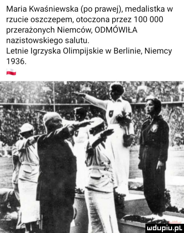 maria kwaśniewska po prawej medalistka w rzucie oszczepem otoczona przez         przerażonych niemców odmówiła nazistowskiego salutu. letnie igrzyska olimpijskie w berlinie niemcy