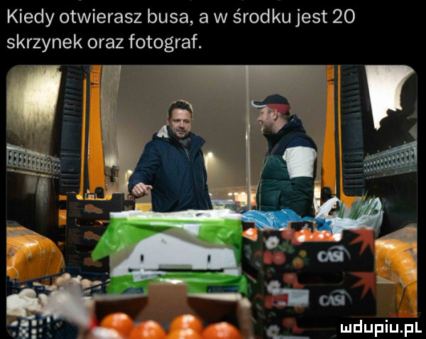 kiedy otwierasz busa a w środku jest    skrzynek oraz fotograf