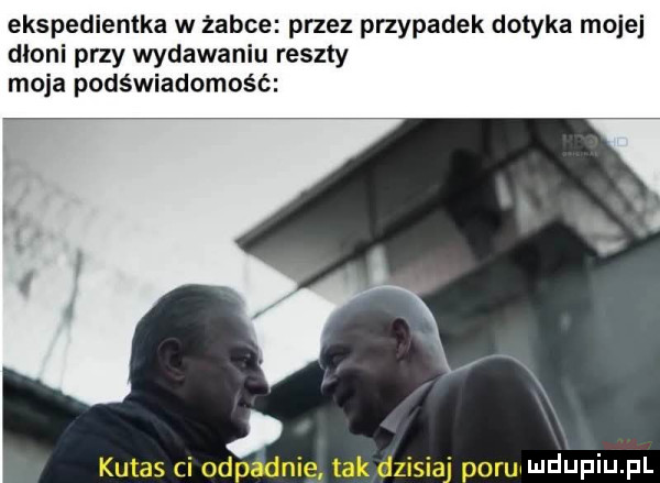 ekspedientka w żabce przez przypadek dotyka mojej dłoni przy wydawaniu reszty moja podświadomość