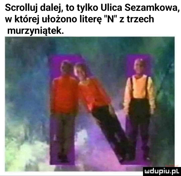 scrolluj dalej to tylko ulica sezamkowa w której ułożono literę n z trzech murzyniątek