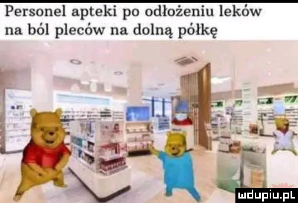 personel apteki po odłożeniu leków na ból pleców na dolną półkę