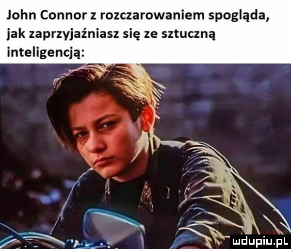 john connor z rozczarowaniem spogląda jak zaprzyjaźniasz się ze sztuczną inteligencją