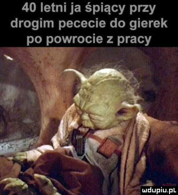 letni ja śpiący przy drogim pececie do gierek po powrocie z pracy