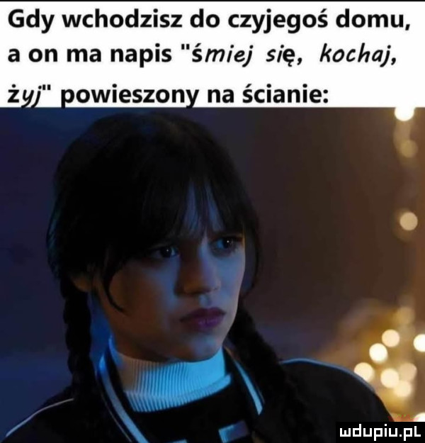gdy wchodzisz do czyjegoś domu a on ma napis śmiej się kochaj owieszon na ścianie f