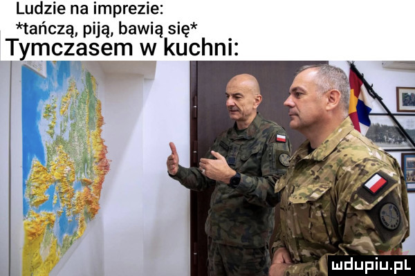 ludzie na imprezie tańczą piją bawią się tymczasem w kuchnl i mhupiupl