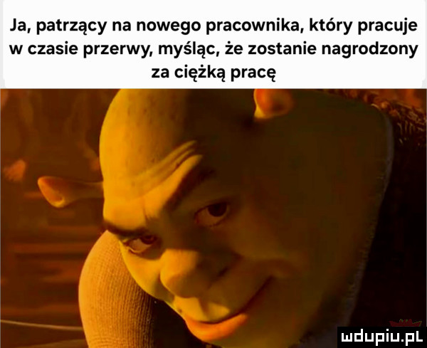 ja patrzący na nowego pracownika który pracuje w czasie przerwy myśląc że zostanie nagrodzony za ciężką pracę