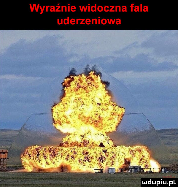 wyraźnie widoczna fala uderzeniowa