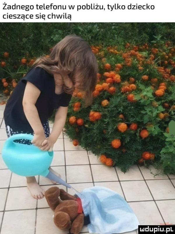 żadnego telefonu w pobliżu. tylko dziecko cieszące się chwilą