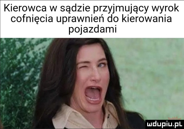 kierowca w sądzie przyjmujący wyrok cofnięcia uprawnień do kierowania pojazdami