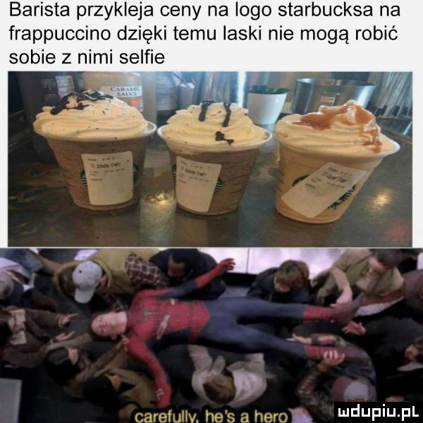 barista przykleja ceny na logo starbucksa na frappuccino dzięki temu laski nie mogą robić sobie z nimi selfie