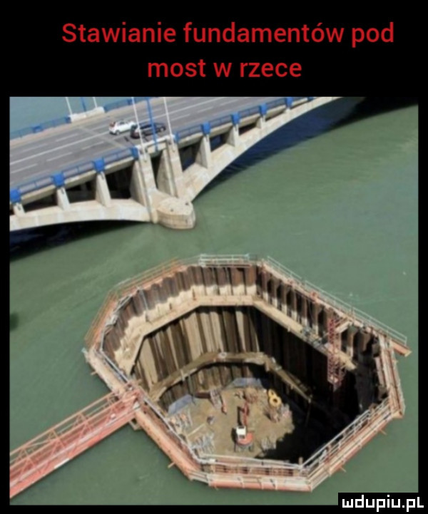 stawianie fundamentów pod most w rzece