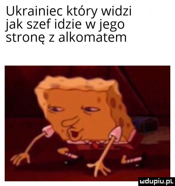 ukrainiec który widzi jak szef idzie wjego stronę z alkomatem