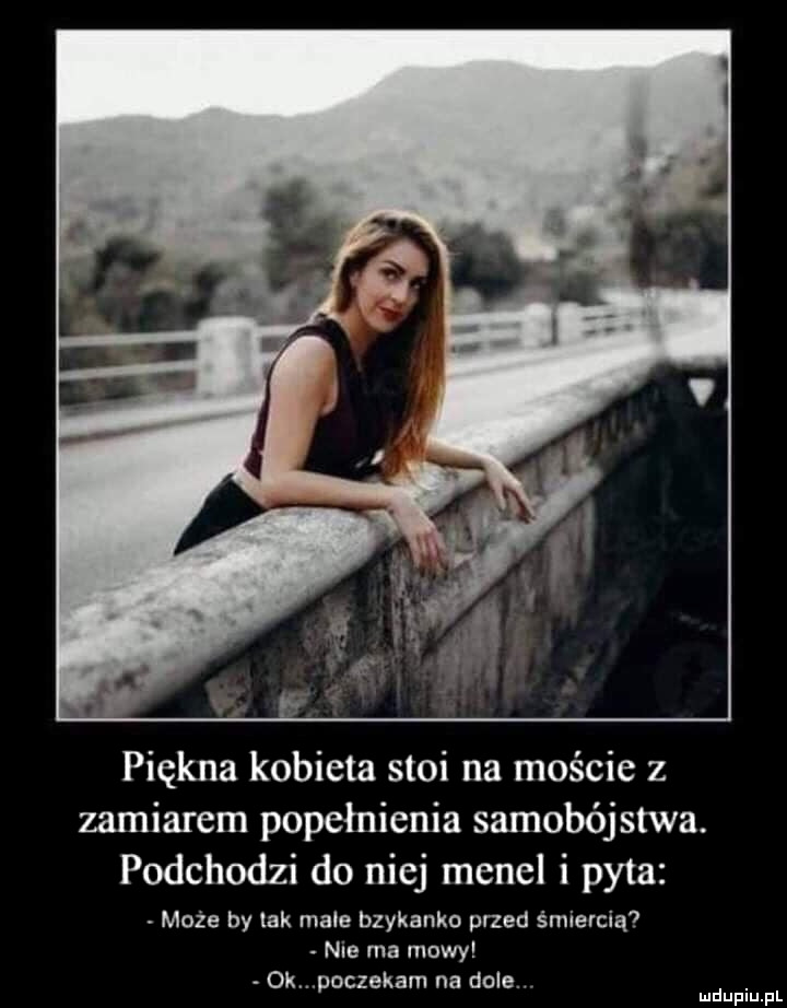 Piękna kobieta stoi na moście