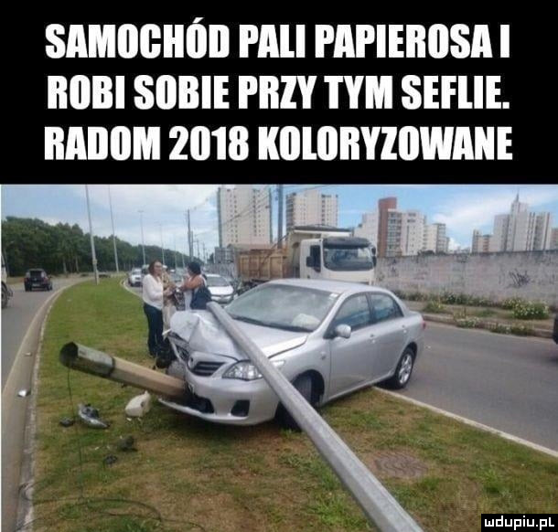 Samochód pali papierosa