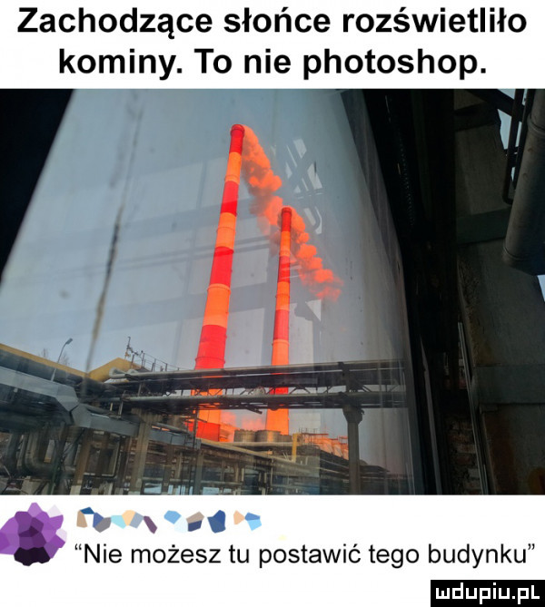 zachodzące słońce rozświetliło kominy. to nie photoshop. t d n nie możesz tu postawić tego budynku ludu iu. l